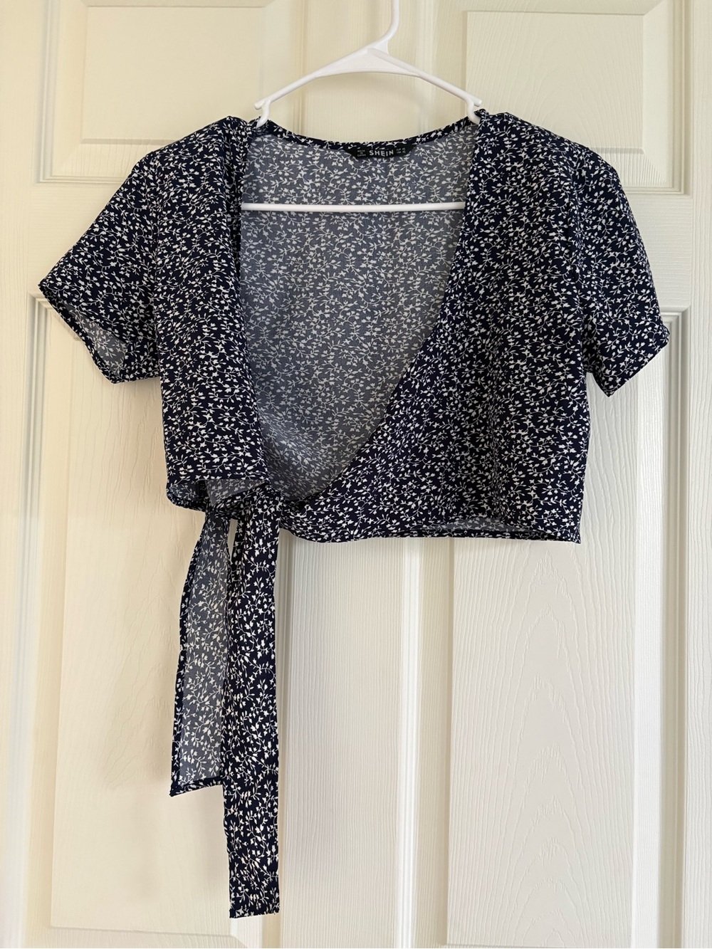 SHEIN Navy Blue Floral Tie-Waist Crop Top